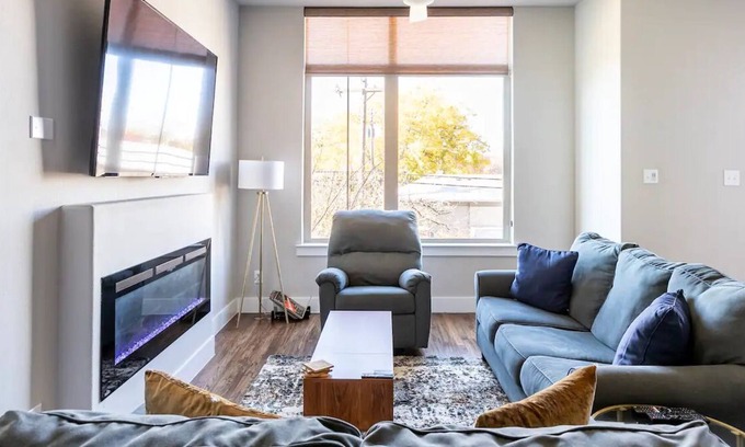 Farmers Branch House | Triplex Contemporary Townhome | Private Balcony