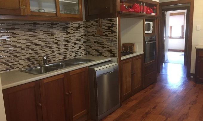 Horsham House | Trippypossums House- 3 bedrooms , Free WIFI, Close to city centre