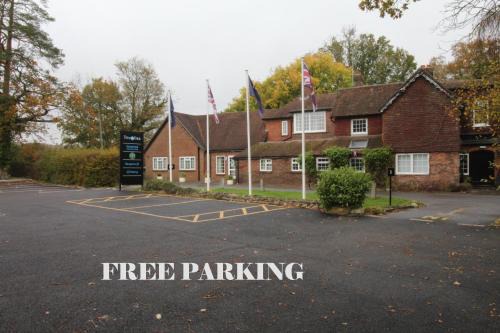 Crawley House | Trivelles Waterhall Country Gatwick Hotel & airport parking