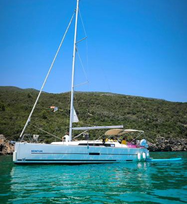 Carvalhal Boat Rental | TROIA - Veleiro em marina