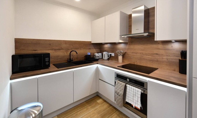 Troon Apartment | Troon Portland Apt B