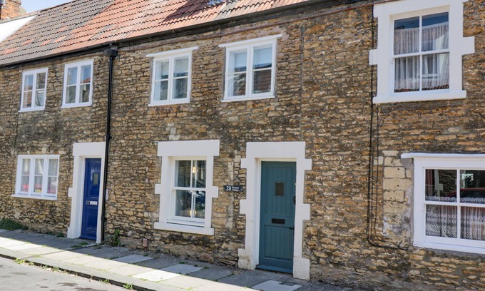 Frome Cottage | TROOPERS COTTAGE, pet friendly, with a garden in Frome