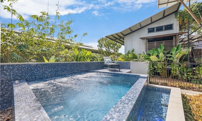 Parap Villa | Tropic Pavilion Breezy Designer Retreat near Beach