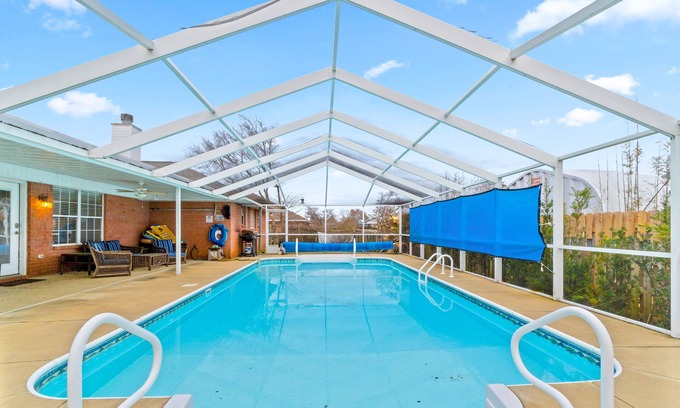 Ono Island House | Tropic stay with large outdoor pool, bikes, AC & pool table - snowbird-friendly