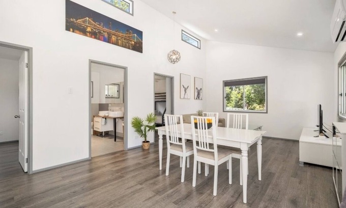 Shailer Park Apartment | Tropical 2 bedroom home with Pool and Sauna