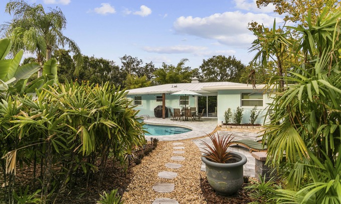 Ballast Point House | Tropical 3bd bungalow with pool! Walk to Bayshore!