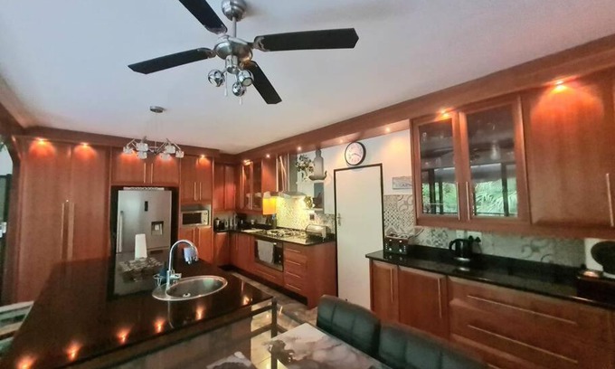 Port Edward House | Tropical 4 Bedroom 3 bathroom 8 to 10 sleeper Holiday Getaway