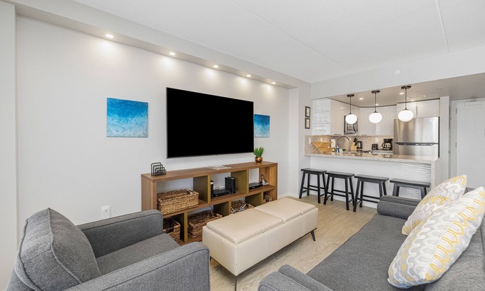Waikiki Apartment | Tropical apartment with amazing water views & rooftop pool - prime location