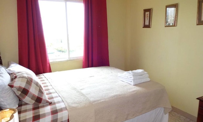 Eastwood Park House | Tropical Breeze Suite