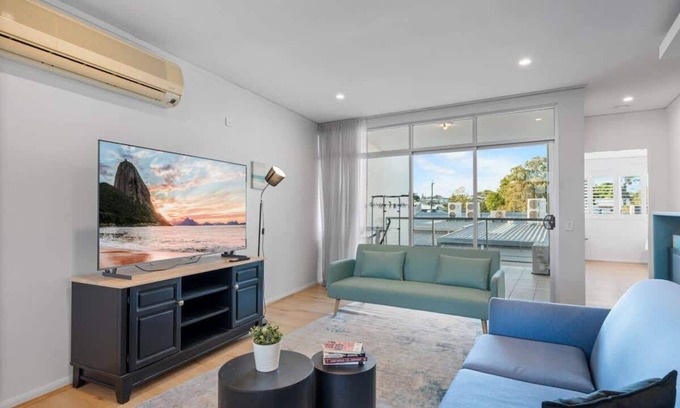 Bulimba Apartment | Tropical Bulimba 2BR Retreat | 2xParking & Netflix