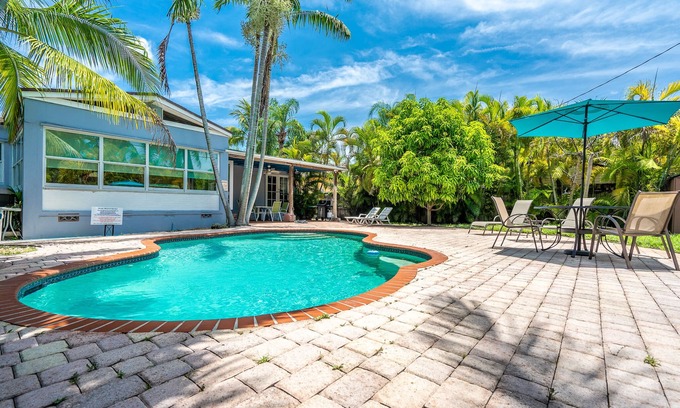 Downtown Hollywood House | Tropical Cabana 2/2 - 4 Guests - Heated Pool