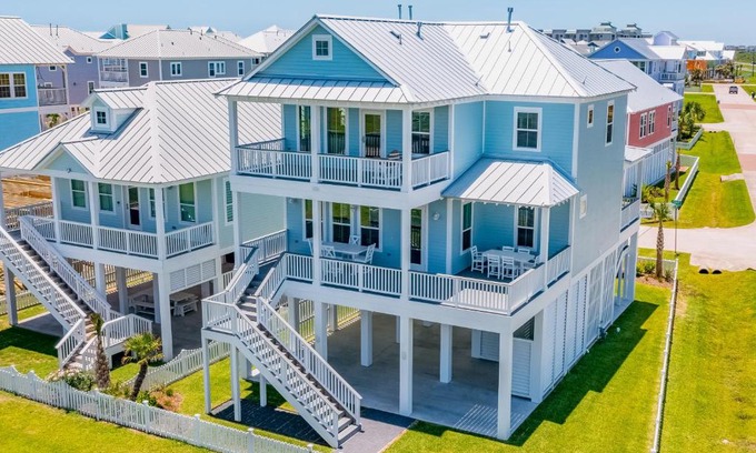 Beachside Village House | Tropical Conch Retreat