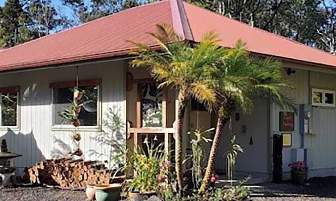 Volcano Cottage | Tropical cottage with fresh rain water hot tub close to Volcanoes National Park
