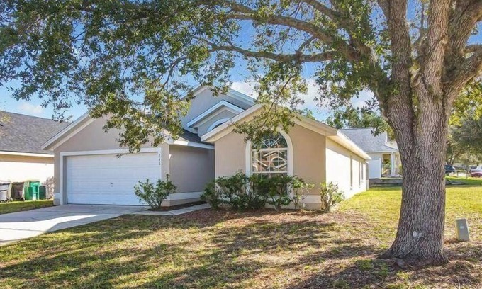 Florida Pines House | Tropical Family Retreat with Gameroom Florida Pines, Davenport 4BR 2BA by RedAwning