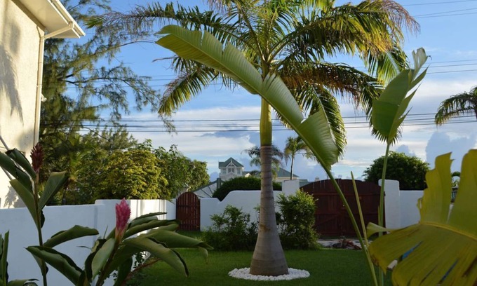 Silver Sands Apartment | Tropical Gecko Studio - Only 80 meters from the Ocean!