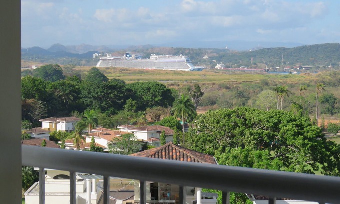 Rousseau Apartment | Tropical golf overlooking the canal and the city, Tucan Country Club