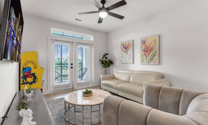 Ruskin Apartment | Tropical Hideaway: Amazing 3-Bed Oasis with Pool