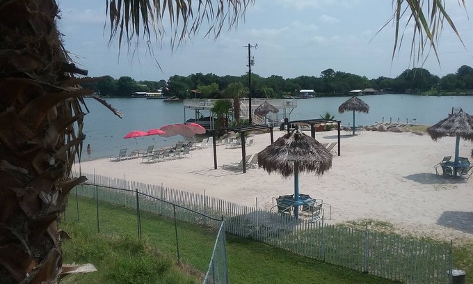 Granite Shoals Condo | Tropical Hideaway nA GREAT GETAWAY TO HAVE FUN IN THE ☀
