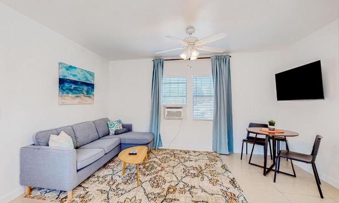 Flamingo Parks Apartment | Tropical Hideway