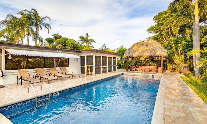 Tropic Palms House | TROPICAL ISLAND INSPIRED POOL HOME NEAR THE BEACH