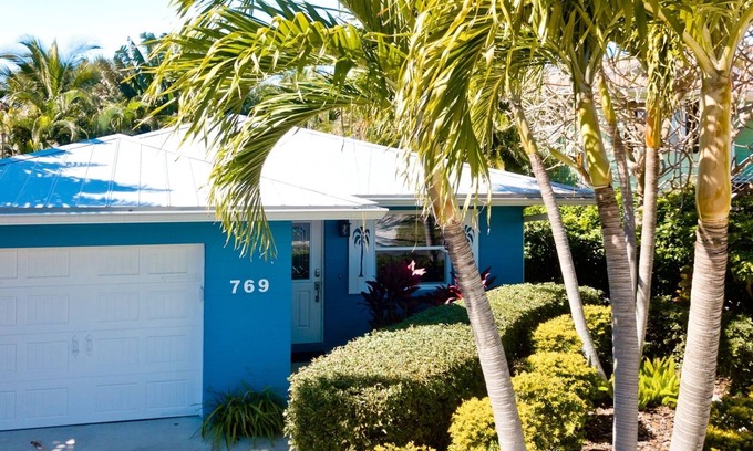 Anna Maria Cottage | Tropical Landscaped Beach Cottage with Heated Jetted Pool