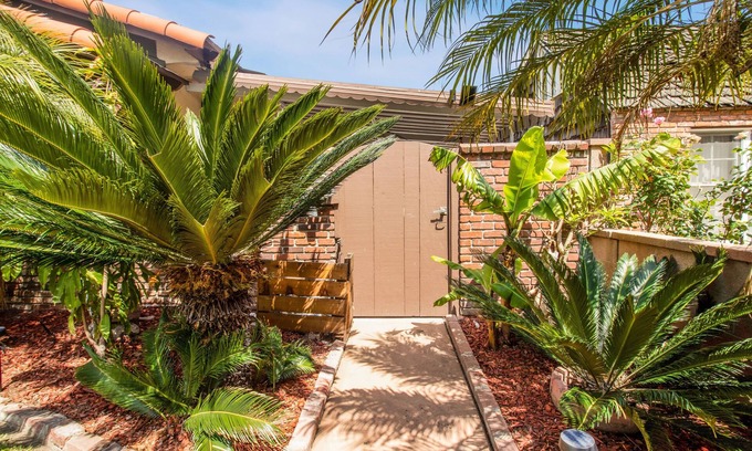 Harbor House | Tropical Long Beach Escape with Hot Tub 2 BR, 1 BA close to LGB, LAX, Disneyland