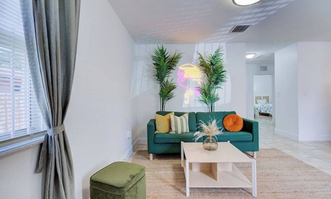 The Roads Apartment | Tropical Oasis-beach 15mint away