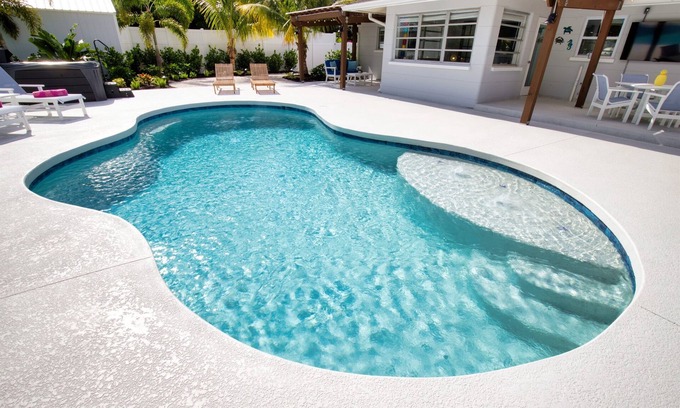 South Sarasota House | Tropical Oasis Heated Pool Hot Tub Near Siesta Key