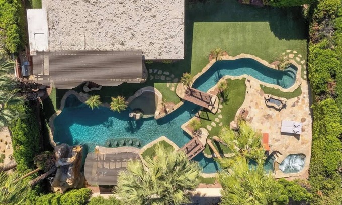 Magnesia Falls Cove House | Tropical Oasis: Slide into Desert Bliss