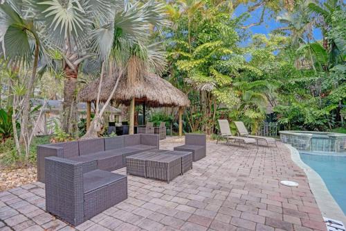 Sailboat Bend House | Tropical Oasis Studio w Pool