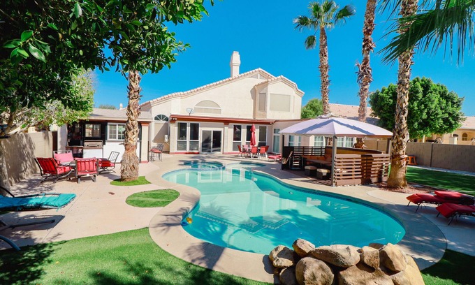 Garden Lakes House | Tropical Paradise in Garden Lakes!
