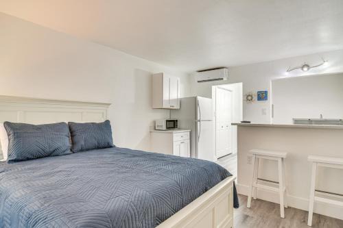 Pass-a-Grille Historic District Apartment | Tropical Pass-A-Grille Gem with Direct Beach Access!