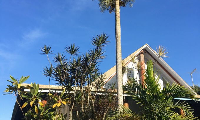 Etty Bay House | Tropical pole home near the beach.