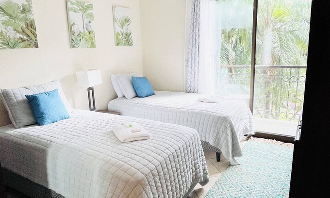 Playa Conchal Condo | Tropical pool front condo at the OAKS Tamarindo - Experience world-class service