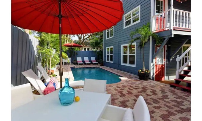Flamingo Parks Apartment | Tropical Relaxation In The Downtown Arts District🏳️🌈