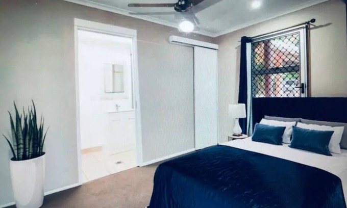 Dolphin Heads House | Tropical Retreat close to beach in an acreage