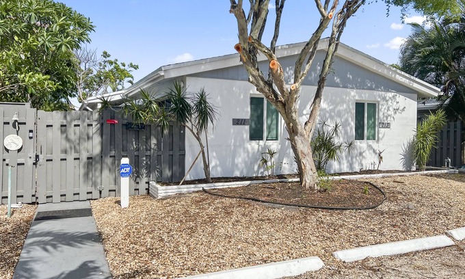 Harbor Village Apartment | Tropical Stylish & Cozy Private Escape near the Beach: Yard Parking BBQ
