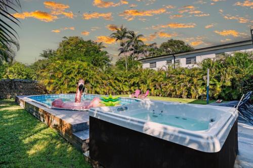 Parkside House | Tropical Vibes in Hollywood: Pool Hot Tub Fun