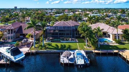 Eight Lakes Villa | Tropical waterfront paradise with gulf access, heated infinity pool and spa - Villa Southern Shores