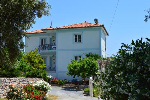 Leonidio House | Troumpas Family Rooms & Apartments