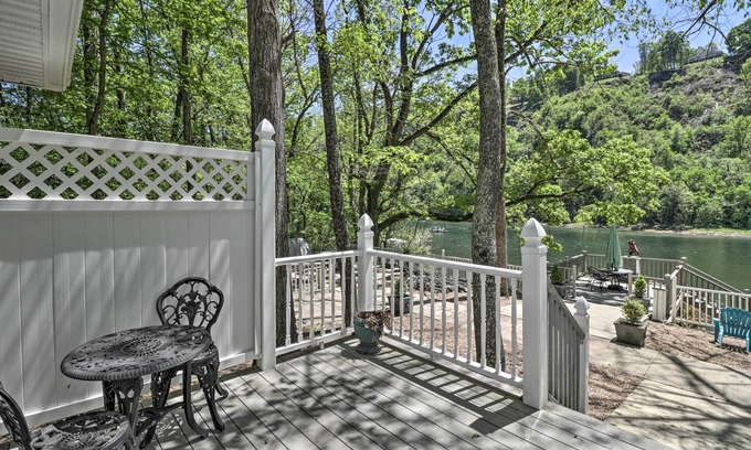 Lakeview Apartment | Trout Fishing Retreat on White River w/Patio