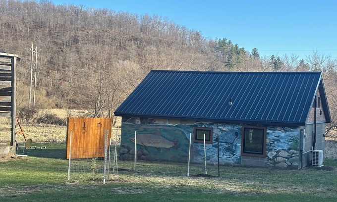 Ellsworth Cottage | Trout Haus 2-bedroom cottage near the Rush River