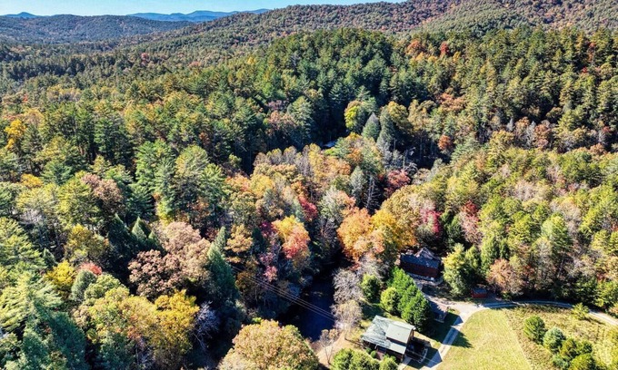 Suches Cabin | Troutmendous on the River - 3 BR, Hot Tub, Charcoal Grill, Screened Porch!