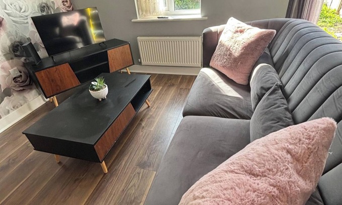 Swindon House | Trowbridge Close Long stay-parking-WiFi-Sleeps7