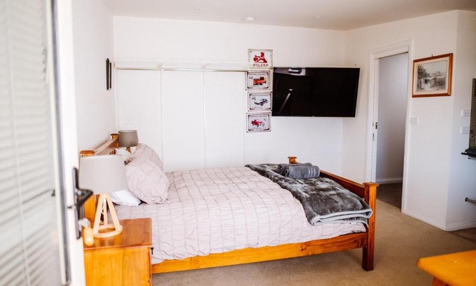 Sheffield Apartment | True Blue Four - Couples Plus