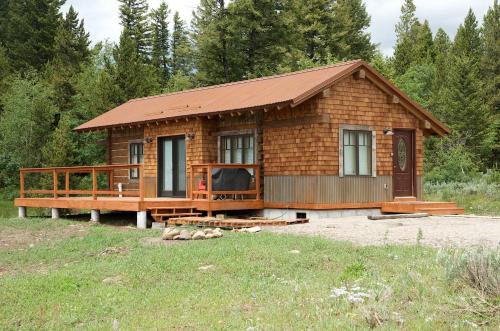 Island Park House | True Grit Adventure by KABINO Dogs OK FirePit Satellite WiFi Sleeper Sofa Perfect Location Rustic Modern