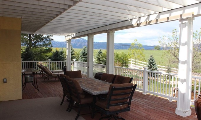 Boulder House | True Luxury Estate Perfect For Small Reunions Or A Family Get-Away