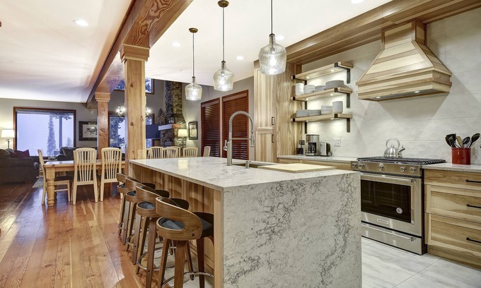 Snow Pine Estates Ski Chalet | True Ski In/Out 5bed 4bath Chalet with Games room & Private Hot Tub