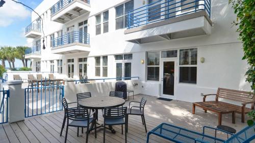 Truman Annex House | Trumans Hideaway by AvantStay Great Location w Patio Outdoor Dining BBQ Shared Pool Week Long Stays