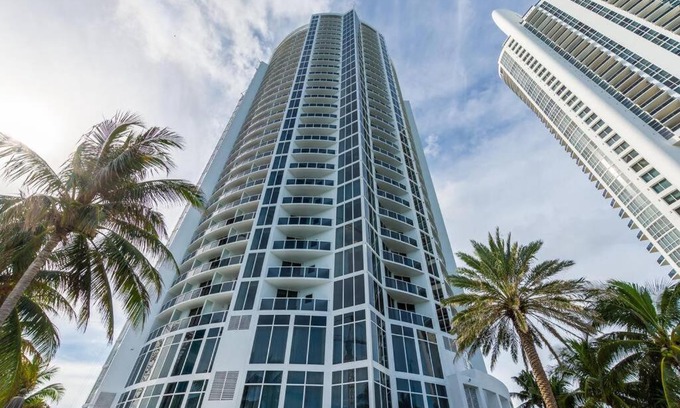 Sunny Isles Beach Apartment | Trump International Studio Ocean & Bay View with Terrace